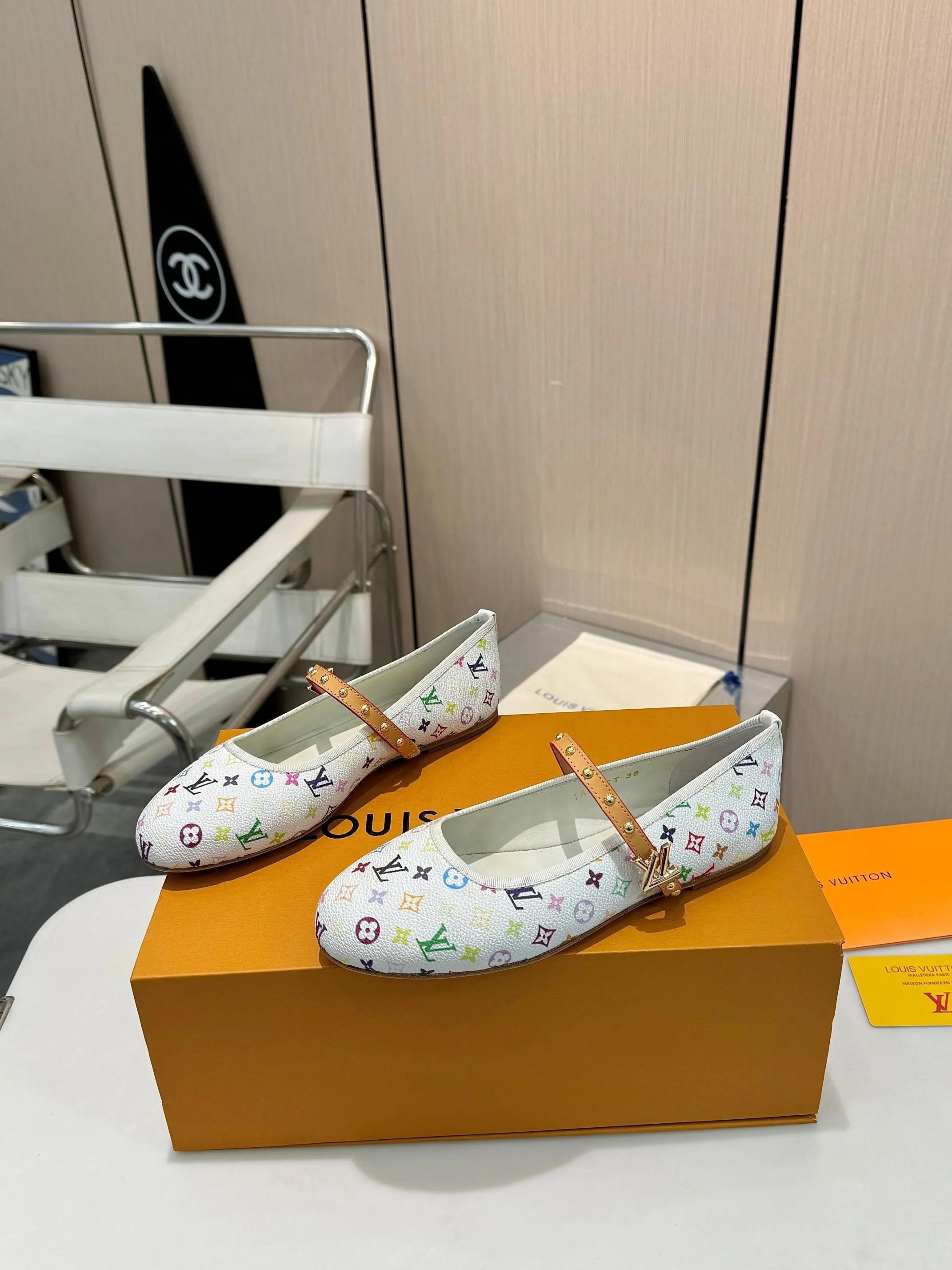 👟👟Ex-factory price 520👟👟 Women's shoes, women's clothing LV Louis Vuitton, a new luxury experience 👟👟 Today I recommend a Louis Vuitton beauty to everyone!  It uses high-grade genuine leather soles and feels comfortable on your feet, making every step feel like you are walking on the clouds.  High-end lasting technology, the foot feels incomparable!  💙The perfect combination of brand printed leather and brand hardware buckles creates a unique fashion sparkle, highlighting nobility and luxury!  Classic design, exquisite craftsmanship, and quality in every detail.  Whether it's the casual style of matching or the elegant style of a skirt, it can be easily controlled.  Wear this pair of Louis Vuitton and become the fashion focus of the street, showing off your elegant taste! 💃 Fabric: Brand printed fabric Lining: Breathable sheepskin Sole: Italian leather sole Size: 35-42 (34/40/41/42 customized)